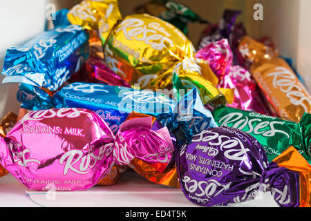 Suche in geöffnete Verpackung Cadbury Roses Pralinen - Cadburys Roses Auswahl Stockfoto