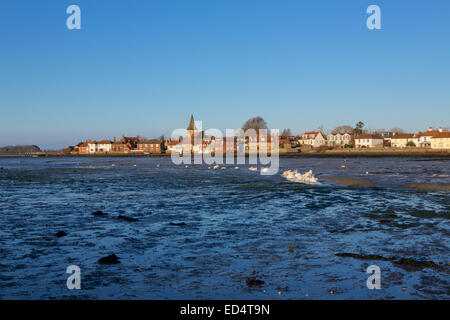 Bosham im Winter. Ebbe beschossen Sie im hellen frühen Morgenlicht. Stockfoto