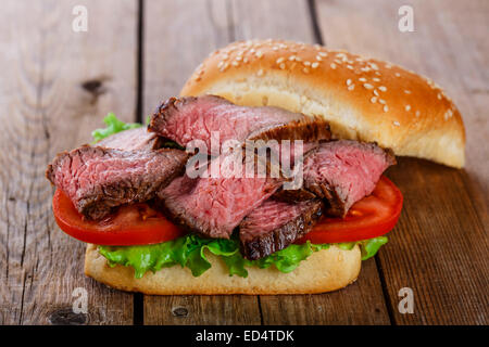 Roastbeef-Sandwich auf einer Holzfläche hamburger Stockfoto
