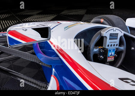 Eine Cockpit-Ansicht ein Chevy powered Indy Racing League offen Rad Rennwagen auf einen dunklen Boden und Hintergrund. Stockfoto