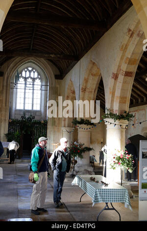 Salisbury Plain, WIltshire UK, 27. Dezember 2014. Besucher dürfen nur selten innerhalb der Klasse 1 aufgeführten Kirche von St Giles umgeben von einem militärischen Zaun, der für einen kurzen Zeitraum zu Weihnachten für die Allgemeinheit geöffnet wird. Das Dorf wurde evakuiert vor 70 Jahren von der Armee im Jahr 1943 in Bereitschaft für DDay und bis heute verlassen. Das Verteidigungsministerium ermöglicht es den Besuchern des Dorfes zweimal jährlich an gesetzlichen Feiertagen. Bildnachweis: Wayne Farrell/Alamy Live-Nachrichten Stockfoto