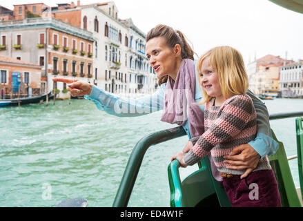 Baby Mädchen und Mutter deutete beim Reisen mit dem Vaporetto in Venedig, Italien Stockfoto