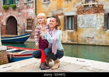 Baby Mädchen und Mutter deutete auf textfreiraum in Venedig, Italien Stockfoto