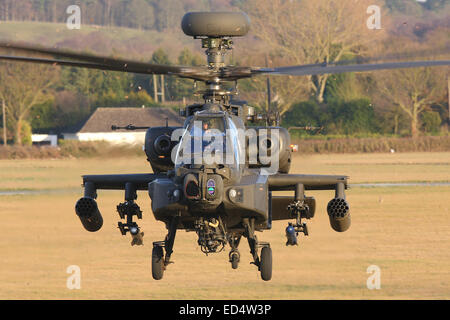 Bedrohlicher Kopf auf Sicht des British Army Air Corps AAC Agusta Westland Ah-64D Apache-Angriffshubschrauber im Schwebeflug mit Gewehr, Sensoren und Waffenschienen Stockfoto