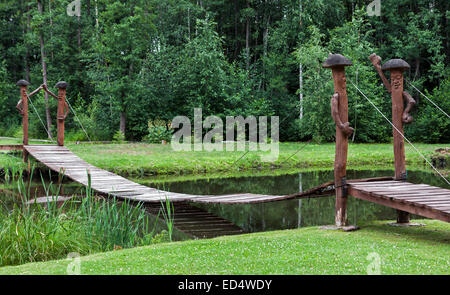 Holz- und lustige Brücke über den kleinen Teich im park Stockfoto