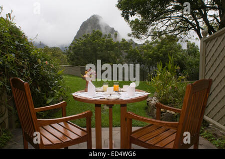 Belmond Sanctuary Lodge - Hotel in Machu Picchu in Peru. Das Frühstück im Garten hinter dem Haus von einem der Zimmer in Machu Picchu Stockfoto