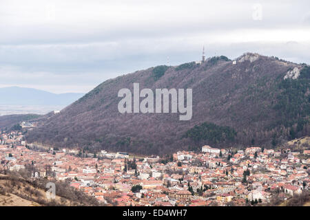 Luftaufnahme der Stadt Brasov In Rumänien während der Wintersaison Stockfoto