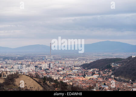 Luftaufnahme der Stadt Brasov In Rumänien während der Wintersaison Stockfoto