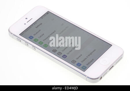 Apple iPhone 5, weißes Modell mit Bildschirm "Einstellungen" Stockfoto