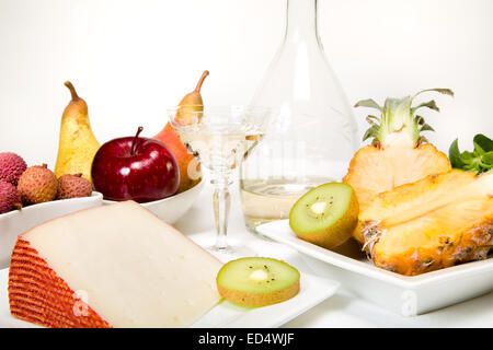 Großen Imbiss: Obst, Wein und Käse Stockfoto