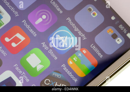iPhone-Display, Application Store-Symbol in der Mitte. Stockfoto