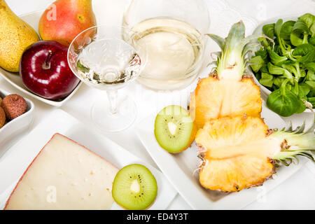 Großen Imbiss: Obst, Wein und Käse Stockfoto