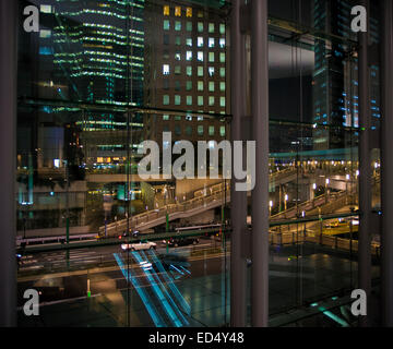 Nacht-Bild im Shiodome Bezirk von Tokio, Japan. Stockfoto
