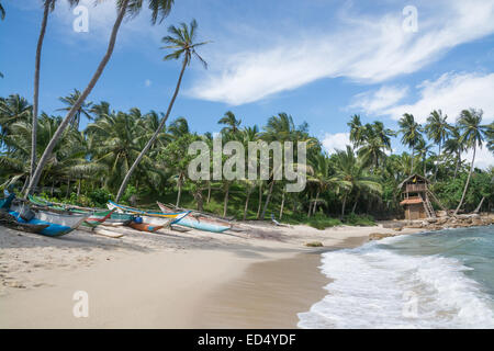 Sri Lanka traditionelle Fischerboote und hölzernen Stelzen Haus Restaurant am Sandstrand in Tangalle, Sri Lanka, Asien. Stockfoto