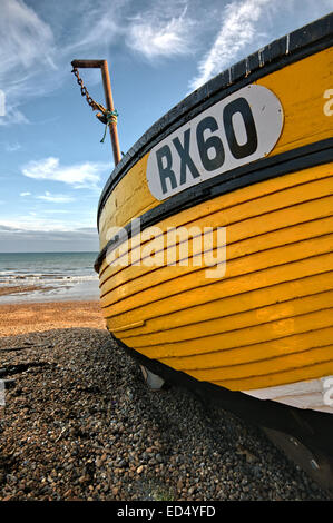 Ein Boot am Strand über Hastings in Sussex. Stockfoto