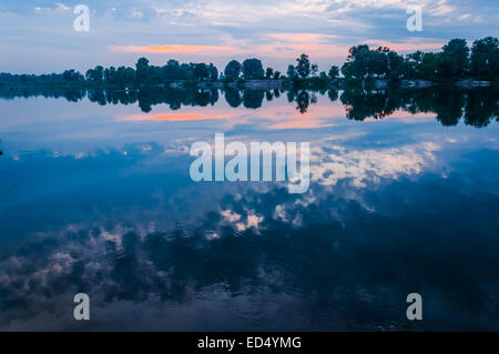 Unglaublich schöne Sonnenaufgang über dem See, nebligen Stockfoto