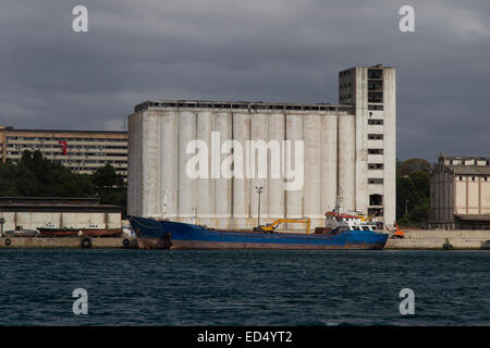 Frachthafen Schiff vorne silo Stockfoto