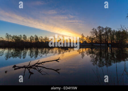 Unglaublich schöne Sonnenaufgang über dem See, nebligen Stockfoto