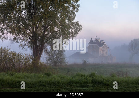 Unglaublich schöne Sonnenaufgang über dem See, nebligen Stockfoto