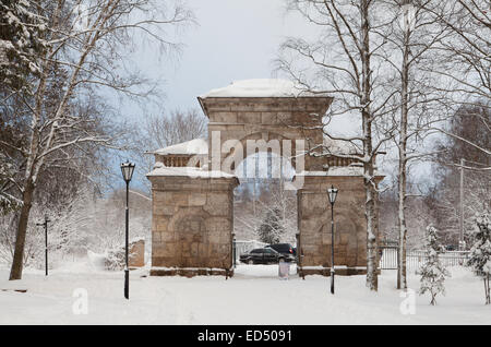 Birken Sie-Tor, Schlosspark, Gattschina, Leningrad Oblast, Russland. Stockfoto