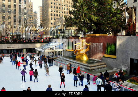 New York City: Menschen Eislaufen am Rockefeller Center ice Rink und dem vergoldeten Prometheus Brunnen und Weihnachtsbaum * Stockfoto
