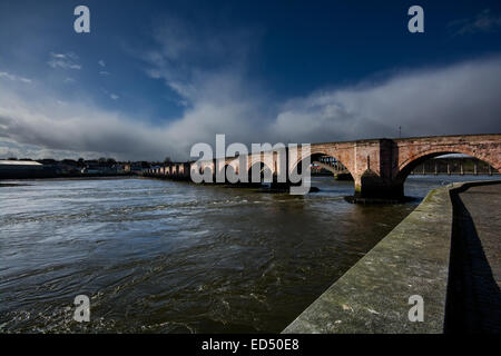 Berwick Brücke, auch bekannt als die alte Brücke, überspannt den Fluss Tweed in Berwick-upon-Tweed, Northumberland, England. Stockfoto