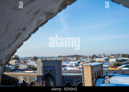 Blick auf Registan und Stadt von der Spitze des Tylia-Kori Medresen, Samarkand, Usbekistan Stockfoto