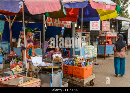 Lebensmittel und Souvenirs zum Verkauf in der Nähe von Monas, Jakarta. Stockfoto