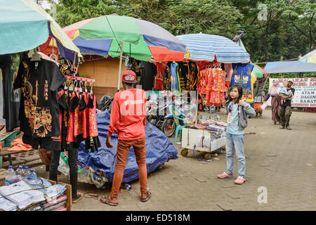 Lebensmittel und Souvenirs zum Verkauf in der Nähe von Monas, Jakarta. Stockfoto