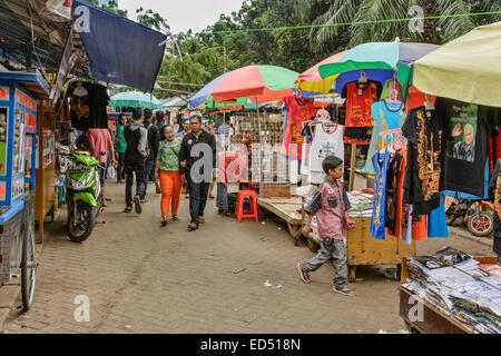 Lebensmittel und Souvenirs zum Verkauf in der Nähe von Monas, Jakarta. Stockfoto