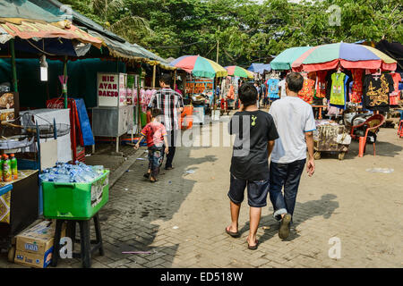 Lebensmittel und Souvenirs zum Verkauf in der Nähe von Monas, Jakarta. Stockfoto