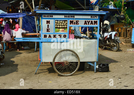 Lebensmittel und Souvenirs zum Verkauf in der Nähe von Monas, Jakarta. Stockfoto