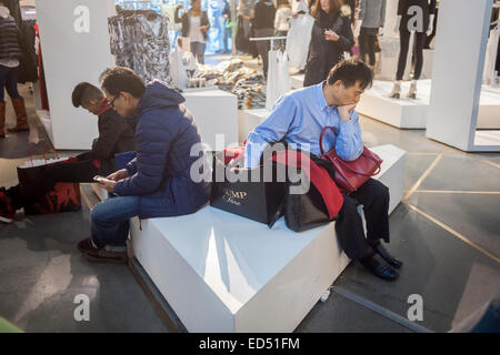 New York, USA. 27. Dezember 2014. Müde Shopper im H & M Kaufhaus auf der Fifth Avenue in Midtown Manhattan in New York. bald, nach fünfzehn Jahren, gesehen auf Samstag, 27. Dezember 2014 geschlossen werden. Der Mietvertrag hat einfallen lassen und die Filiale der Kette durch ihr neues Flaggschiff mehrere Blocks südlich ersetzt wurde. Bildnachweis: Richard Levine/Alamy Live-Nachrichten Stockfoto