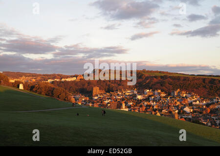 Blick auf Hastings Altstadt, eingebettet in das Tal bei Sonnenuntergang am Heiligabend 2014 England Stockfoto