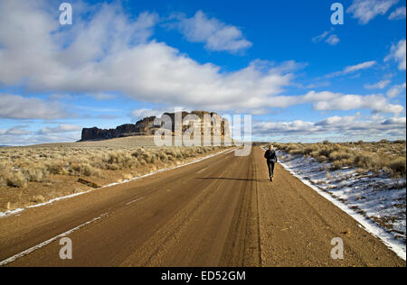 Eine einsame Straße am Fort Rock Naturschutzgebiet, ist eine vulkanische Hebung in der Wüste von Oregon Outback, Zentral-Oregon. Stockfoto