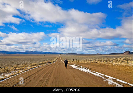 Eine einsame Straße am Fort Rock Naturschutzgebiet, ist eine vulkanische Hebung in der Wüste von Oregon Outback, Zentral-Oregon. Stockfoto