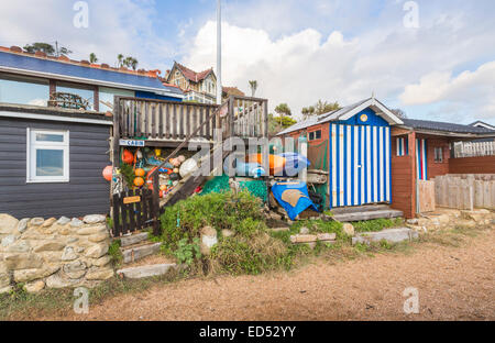 Strandhütte mit blau-weiß gestreiften Türen Steephill Cove, einer Bucht in der Nähe von Ventnor, Isle Of Wight, Hampshire, UK Stockfoto