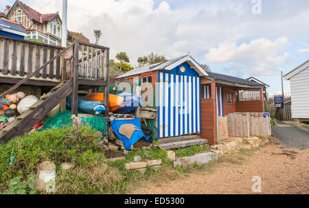 Strandhütte mit blau-weiß gestreiften Türen Steephill Cove, einer Bucht in der Nähe von Ventnor, Isle Of Wight, Hampshire, UK Stockfoto