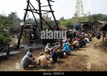 EXKLUSIV - BOJONEGORO, INDONESIEN. 13. November 2014 - versammelt eine Reihe von Bergleuten vor Beginn der Arbeiten im Unterbezirk Kedewan, Stockfoto