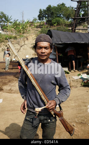 EXKLUSIV - BOJONEGORO, INDONESIEN. 13. November 2014 - versammelt eine Reihe von Bergleuten vor Beginn der Arbeiten im Unterbezirk Kedewan, Stockfoto