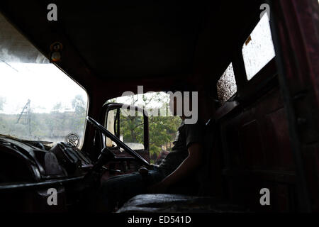 EXKLUSIV - BOJONEGORO, INDONESIEN. 13. November 2014 - verwendet eine Arbeitskraft Dieselmotoren LKW geändert wie Riemenscheiben, Rohöl zu ziehen Stockfoto