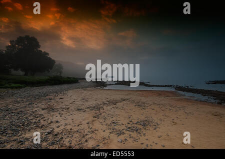 Langal am Loch Shiel auf 03:00 morgens und eingehüllt in Nebel. Stockfoto
