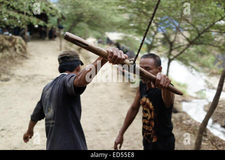 Die Bergleute ziehen Sie mir um Rohöl aus den Vertiefungen manuell in den traditionellen Öl-Bergbau im Unterbezirk Kedewan, Bojonegoro heben Stockfoto