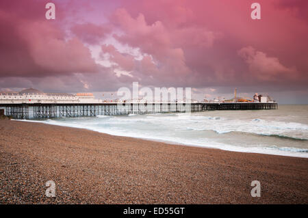Ein Sonnenuntergang in der Herstellung bei Brighton Casting ist es atemberaubende Farben über Pier von Brighton in East Sussex Stockfoto
