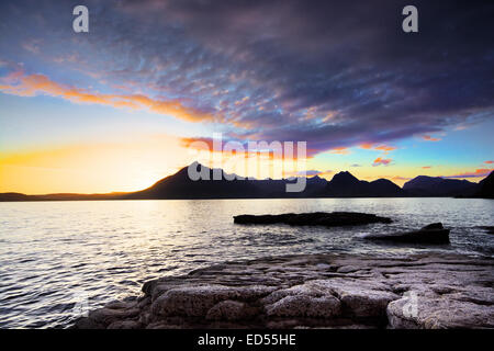 Die untergehende Sonne über den Cullins von Elgol auf der Isle Of Skye, Schottland gesehen. Stockfoto