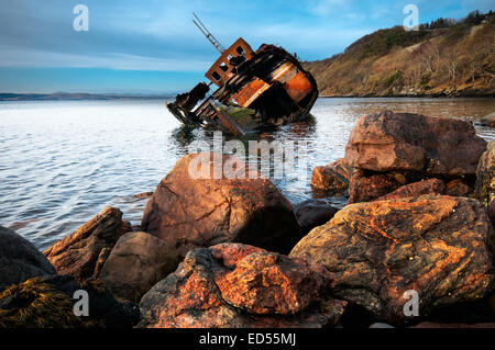 Das Wrack des Fischkutters "Dayspring" gesehen bei Diabaig in Wester Ross, Schottland Stockfoto