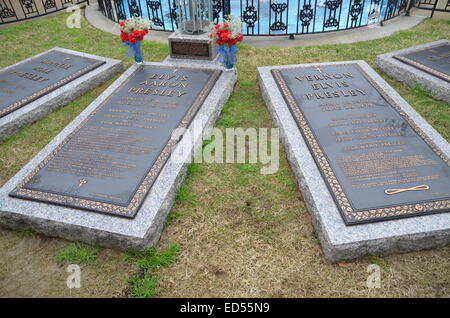 (Datei) - eine Archiv Bild vom 3. April 2014 zeigt die Gräber von Elvis Presley und seine Eltern in seinem ehemaligen Anwesen "Graceland" in Memphis, Tennessee, Vereinigte Staaten von Amerika. "Graceland" ist heute ein Museum mit 600.000 Besuchern pro Jahr. Foto: Chris Melzer/dpa Stockfoto