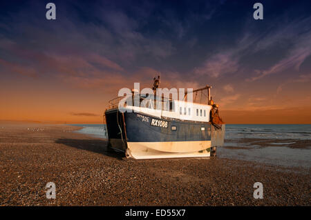 Senlac Jack gestrandet in Hastings in East Sussex mit einem spektakulären Sonnenuntergang als Kulisse. Stockfoto