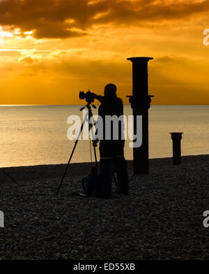 Stieß auf dieses Fotografen erfassen einen atemberaubenden Sonnenuntergang über an der West Pier in Brighton, East Sussex. Stockfoto