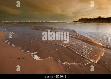 Alnmouth, wo der Fluss Aln der Nordsee an der Northumberland Küste trifft. Stockfoto